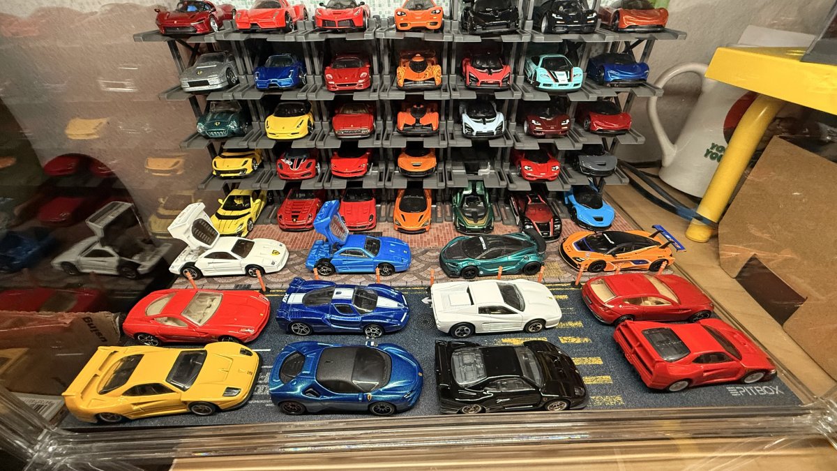 Pitbox is. Great what to display cars.
